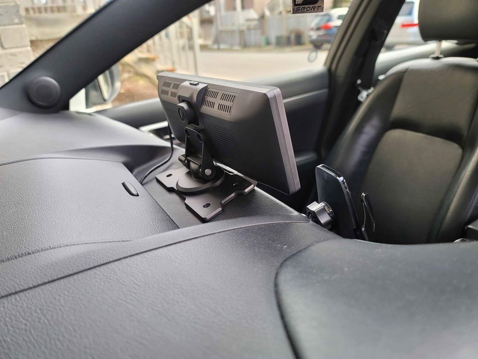 Wireless Android Auto and Apple CarPlay 10” screen.